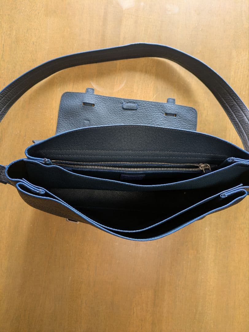 極美品✨FURLA ショルダーバッグ　クロスボディ　大容量　ブラック　レザー