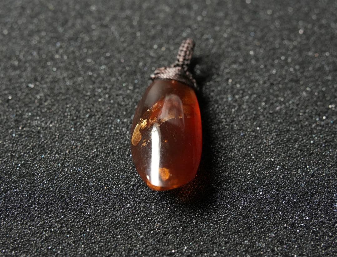 琥珀のネックレス