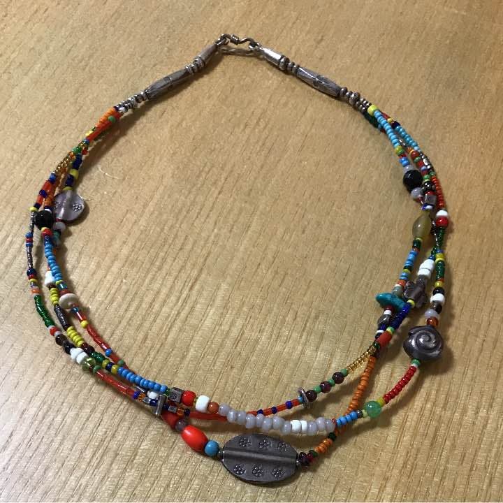 タイの専門店にて購入しました。シルバー&石のネックレス