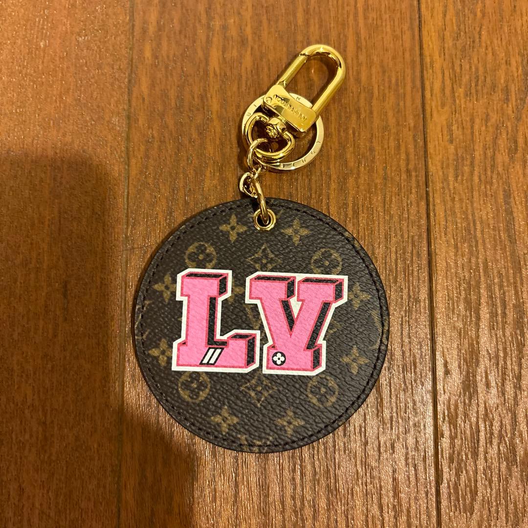 Louis Vuitton キーホルダー LVロゴ ハート