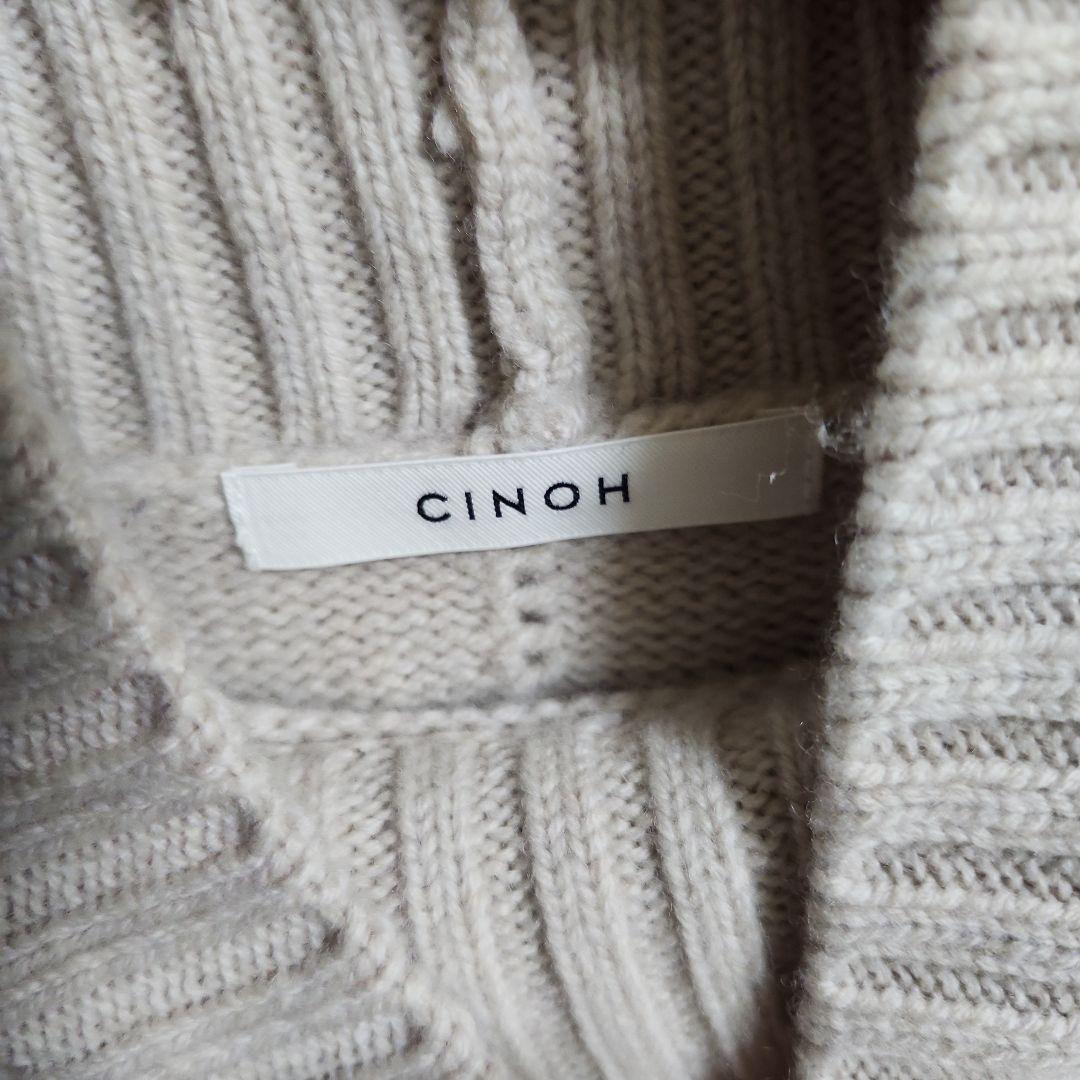 ⭐すじ⭐CINOH　チノ　ベージュ　 タートルネック ニット　革パッチ