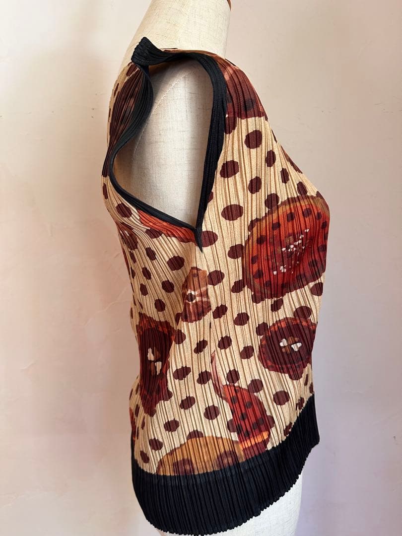 タンクトップ　イッセーミヤケ