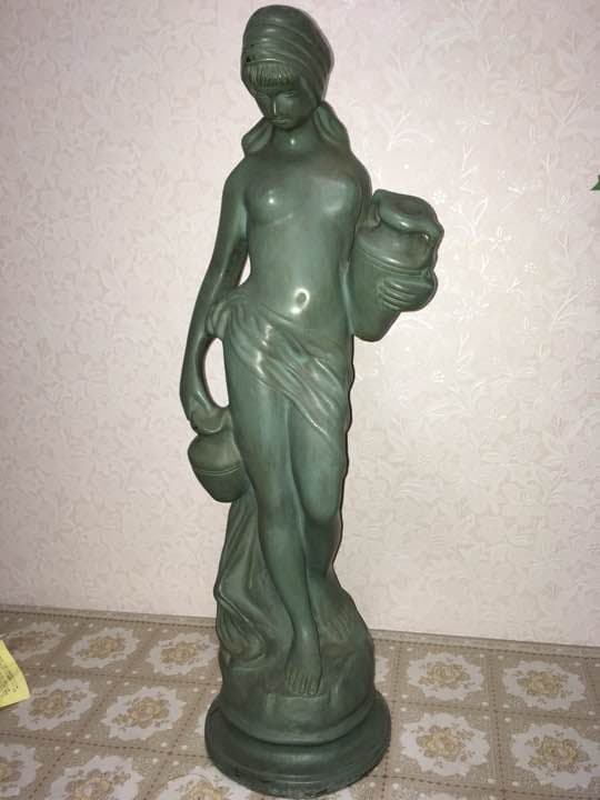 水瓶を持つ少女像