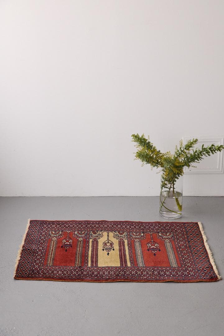 ヴィンテージラグ　トライバルラグ　パキスタン産（94×65cm）赤　黄　紺　黒