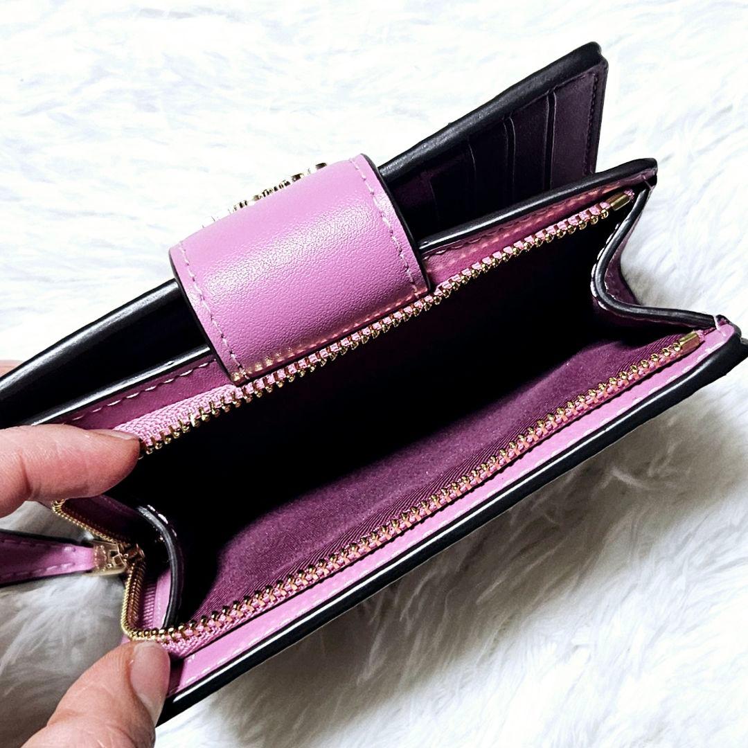 【COACH】二つ折り財布／収納力◎ コンパクト設計