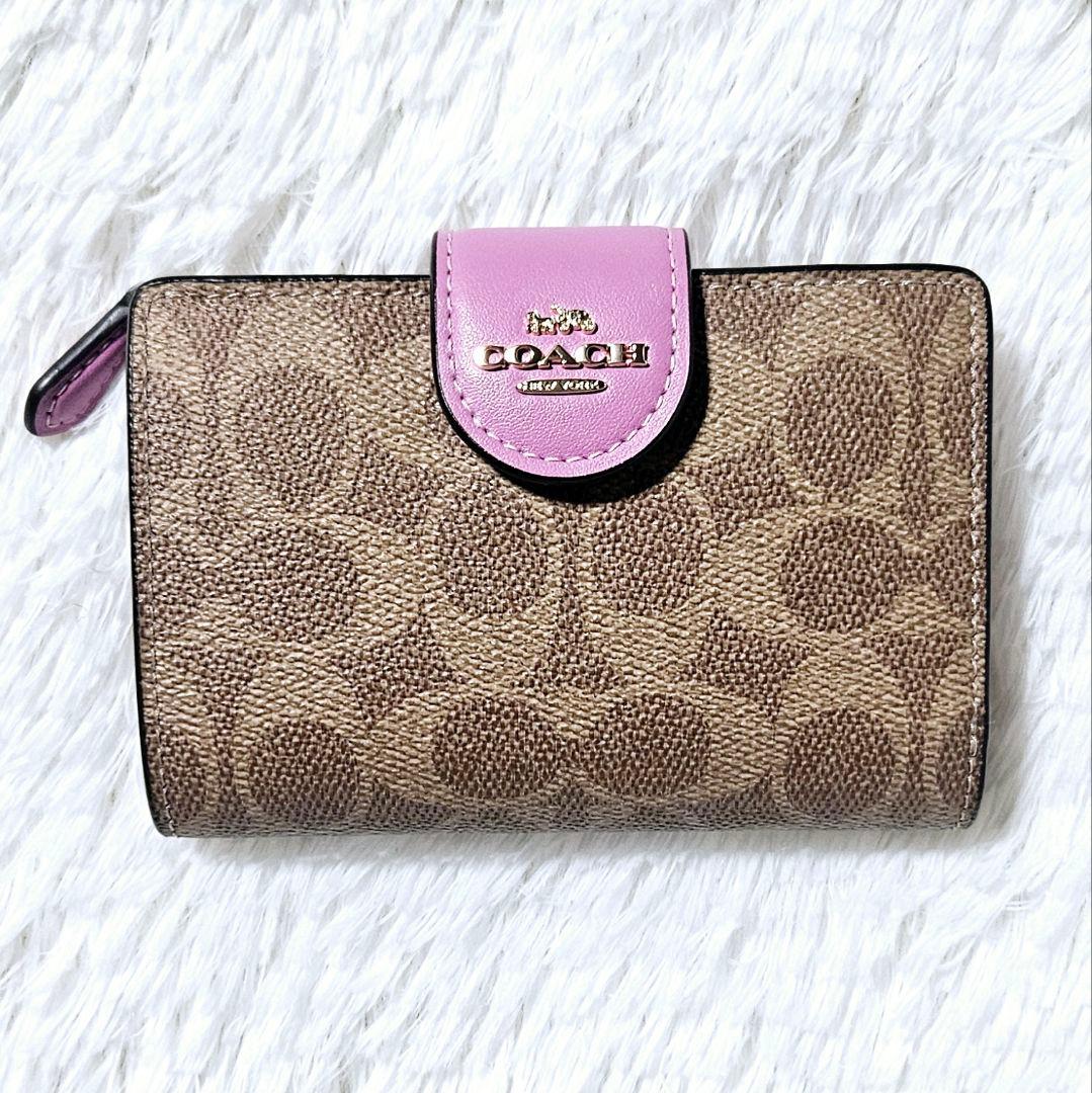 【COACH】二つ折り財布／収納力◎ コンパクト設計