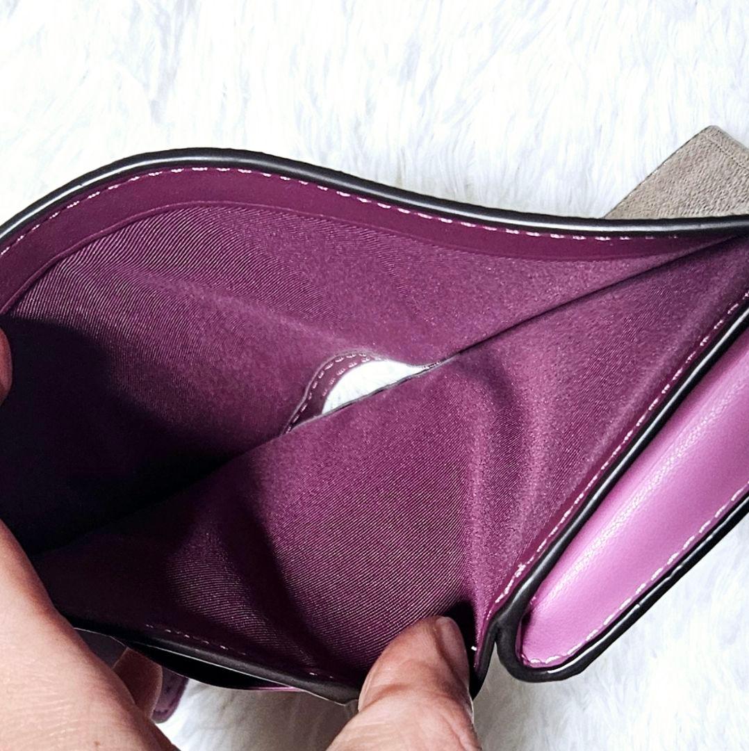 【COACH】二つ折り財布／収納力◎ コンパクト設計