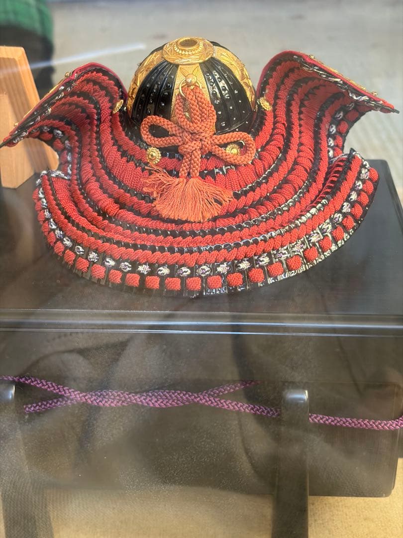 五月人形 黒と金の兜 ガラスケース付き