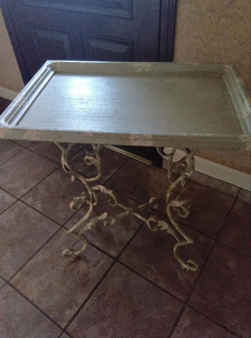 装飾的な金属製トレイテーブル