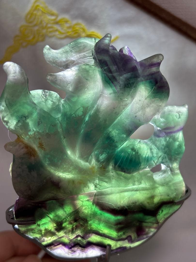【天然石】フェザーフローライト　九尾　置物　美品 台座付き