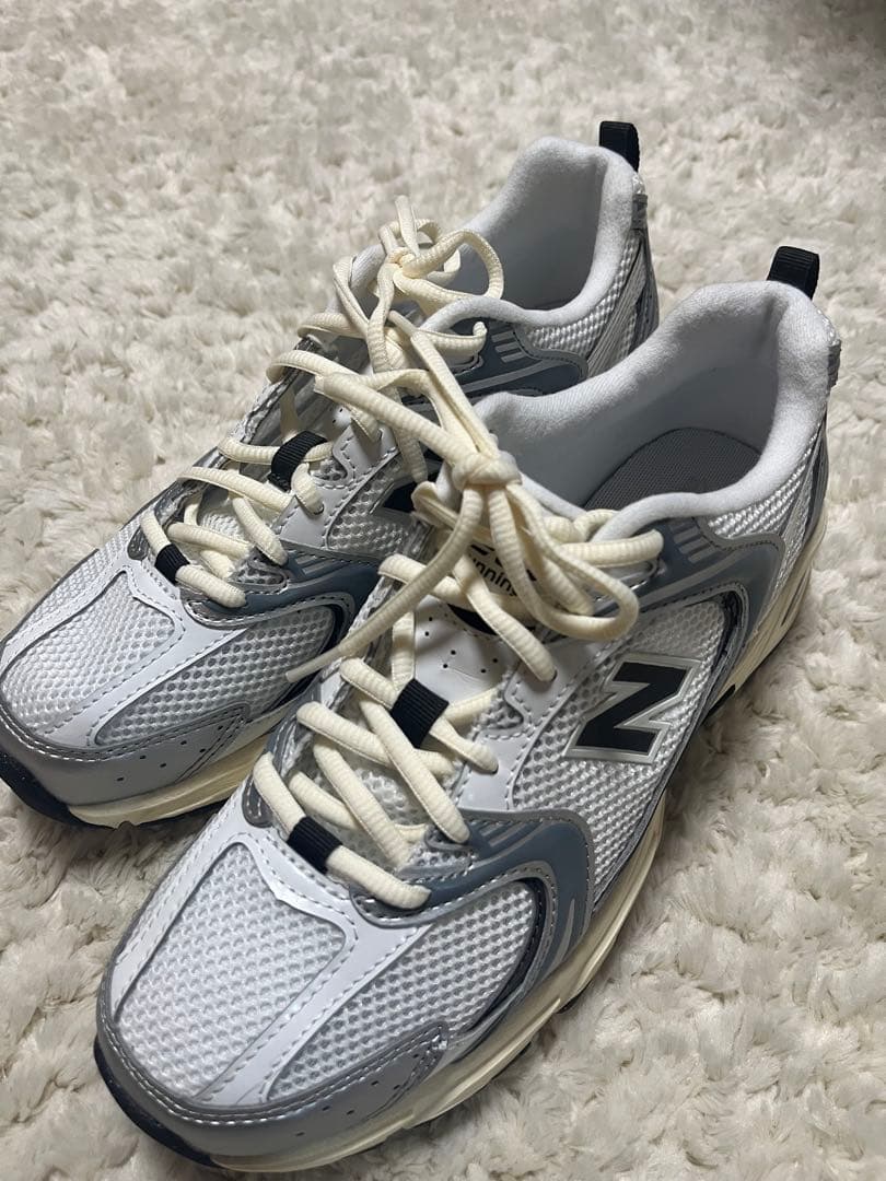 靴 emmi New Balance U530