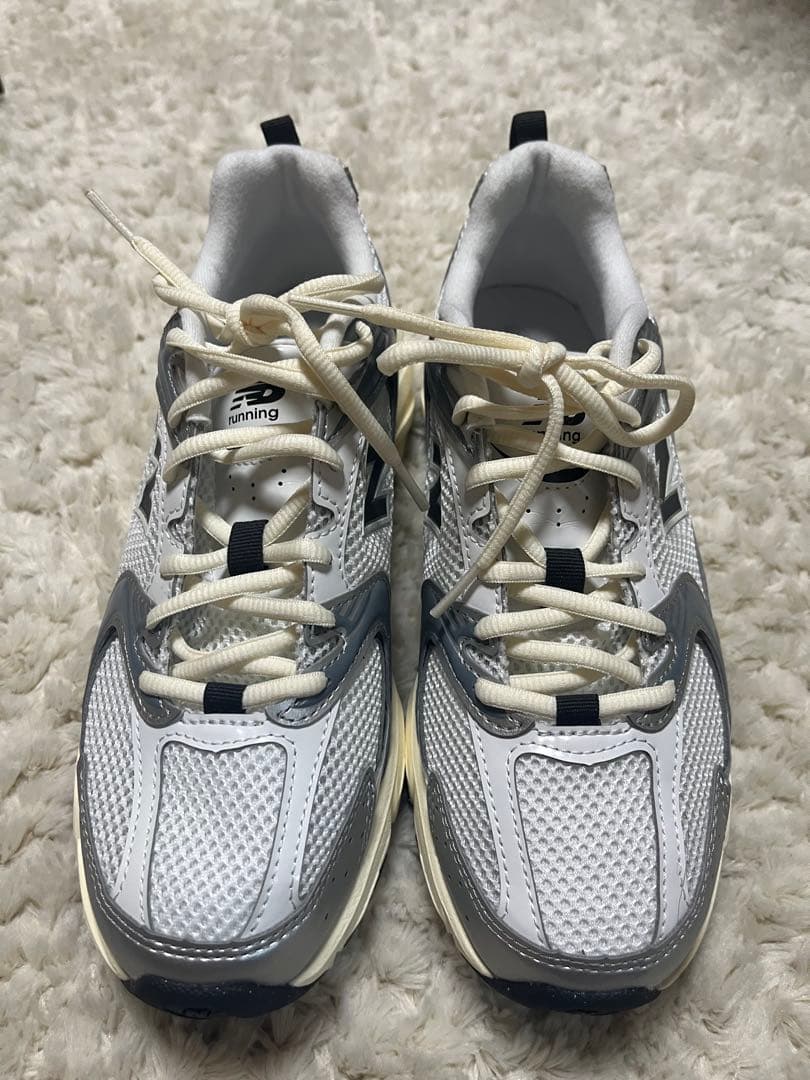 靴 emmi New Balance U530