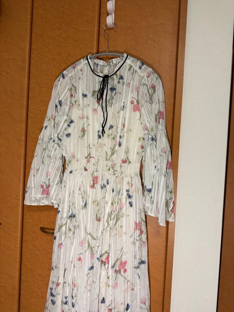 【ひー】ボウタイフラワープリントワンピース