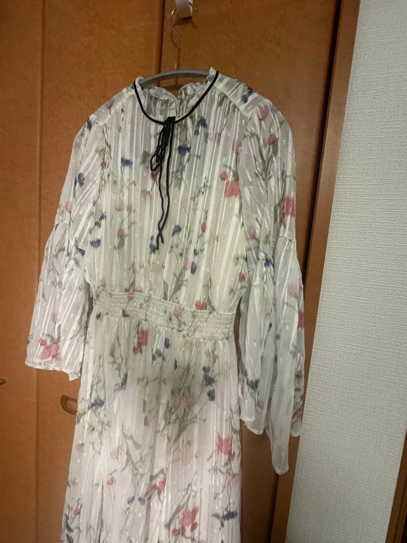 【ひー】ボウタイフラワープリントワンピース