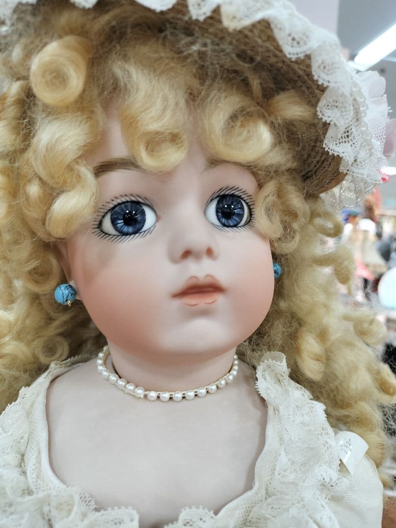 あさともハンドメイドのアンティークビスクドールベージュ色のドレスの人形