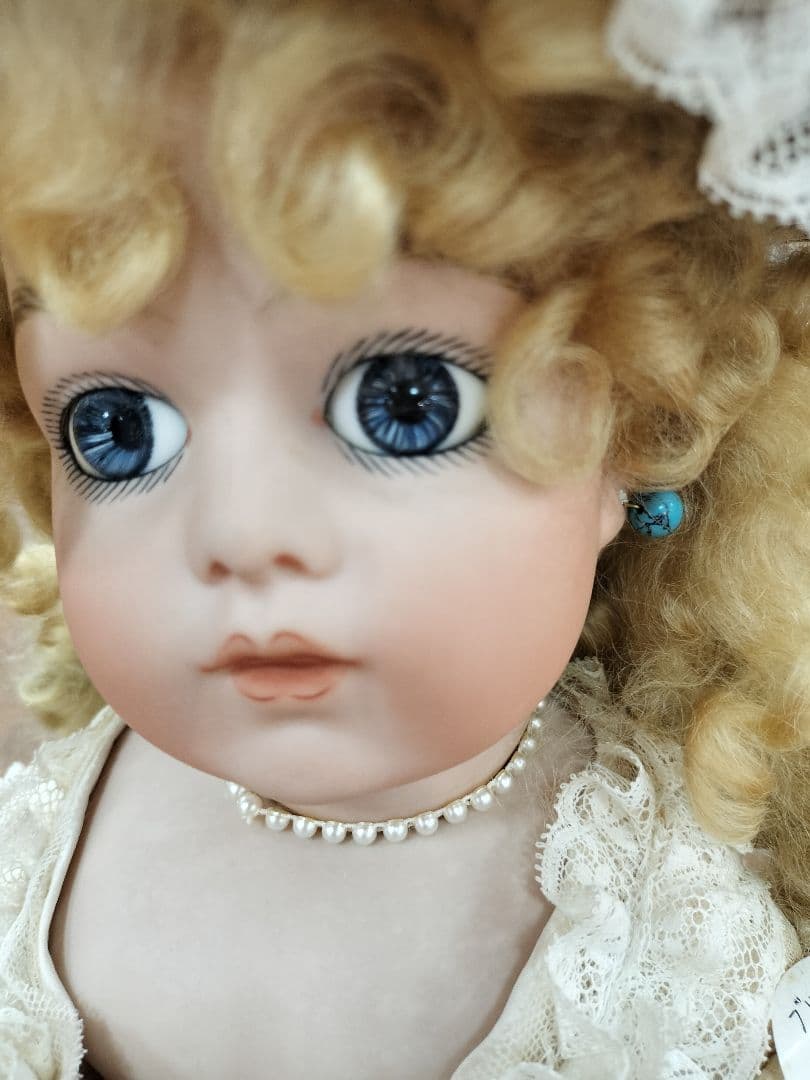 あさともハンドメイドのアンティークビスクドールベージュ色のドレスの人形