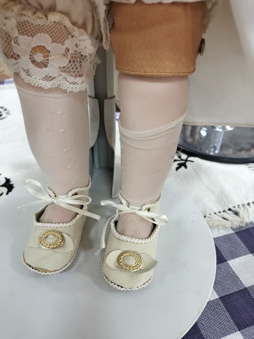 あさともハンドメイドのアンティークビスクドールベージュ色のドレスの人形