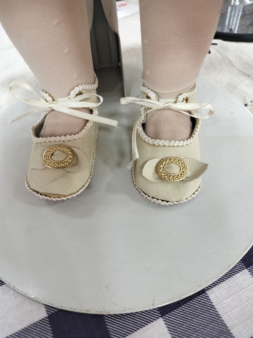 あさともハンドメイドのアンティークビスクドールベージュ色のドレスの人形