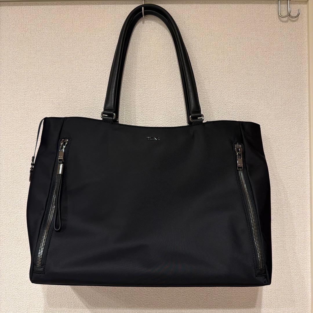 TUMI ヴァレッタ•ラージ・トート　黒