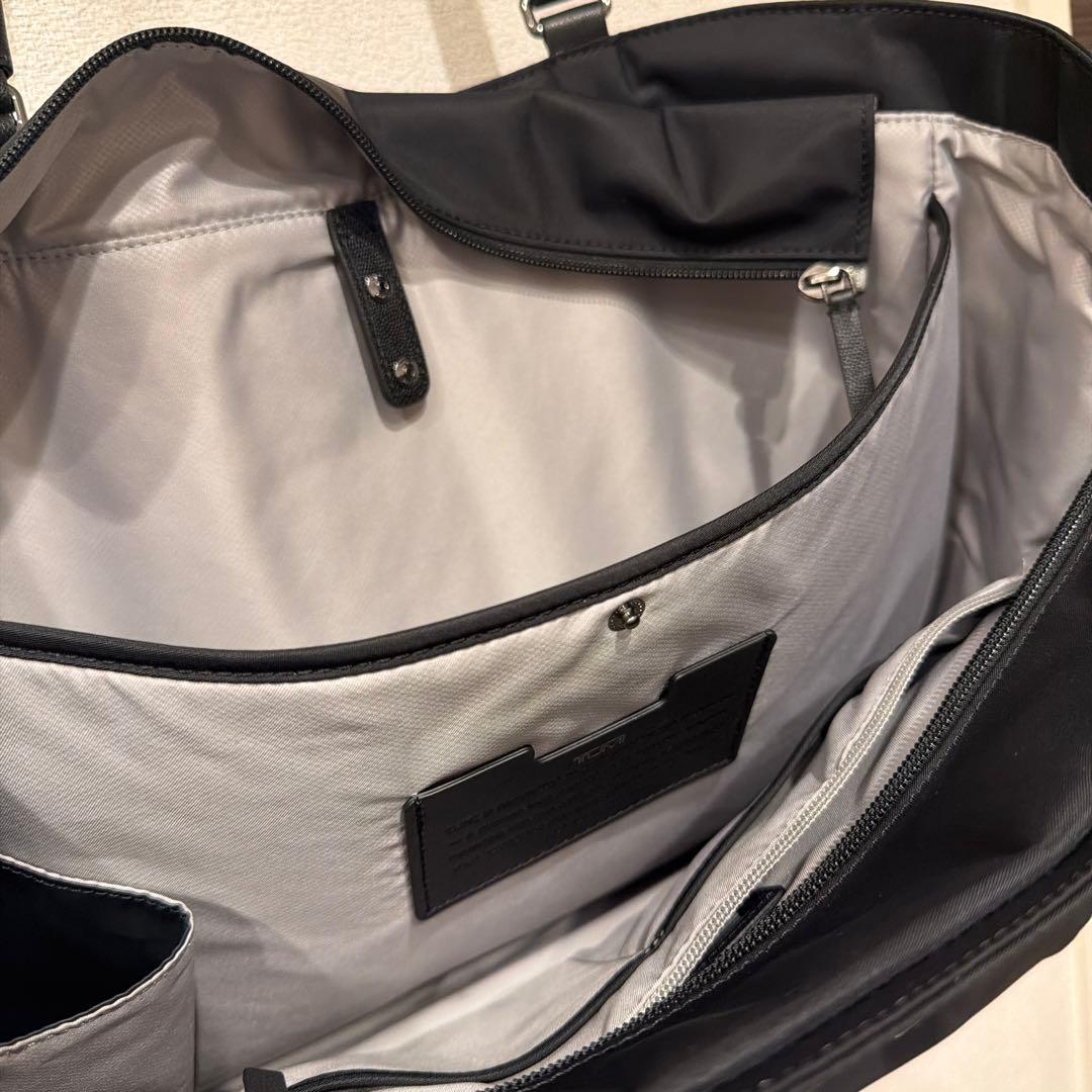 TUMI ヴァレッタ•ラージ・トート　黒