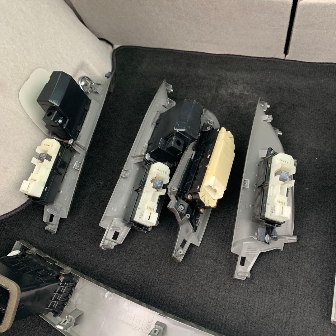 トヨタ　18クラウン　純正インパネセットスイッチ付 グレー　動作確認済み 中古品