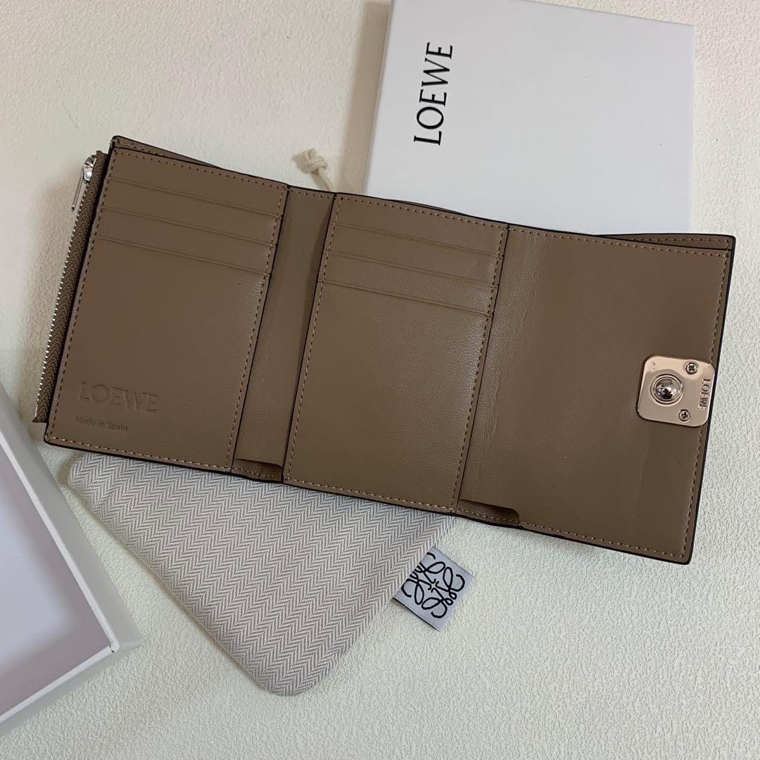 LOEWE ベージュ 三つ折り財布