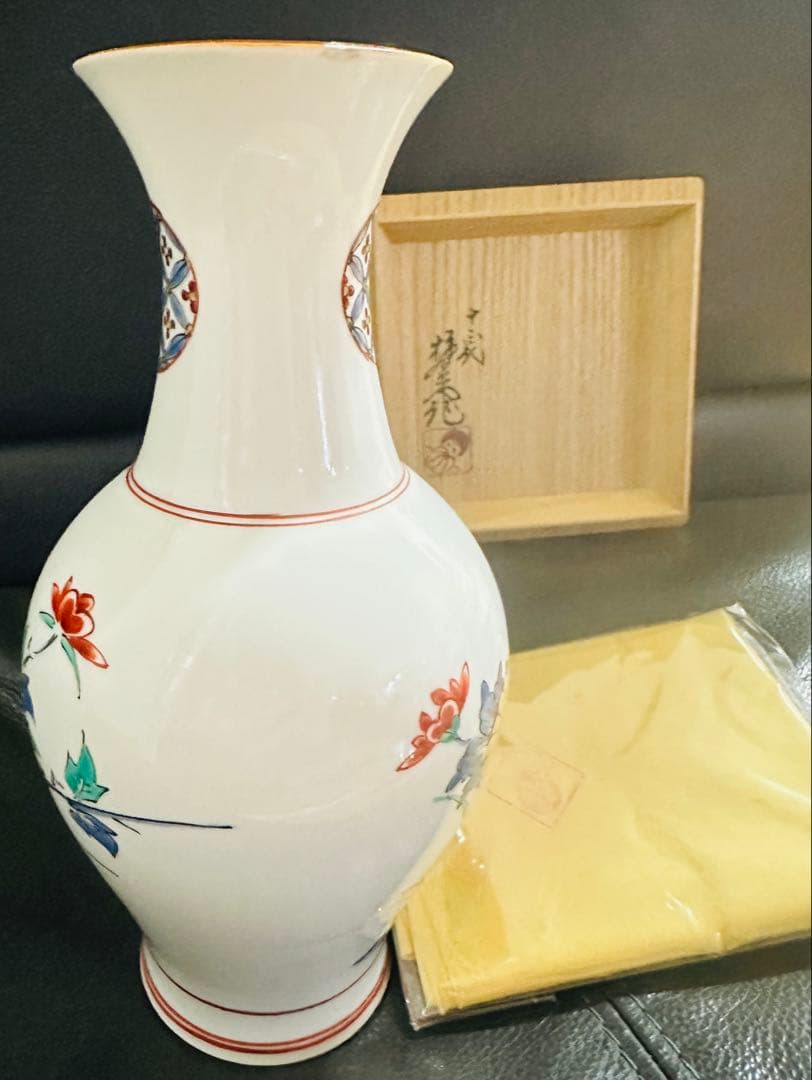 人間国宝十三代酒井田柿右衛門 本人作濁手草花文花瓶 高さ約20 cm共箱 共布