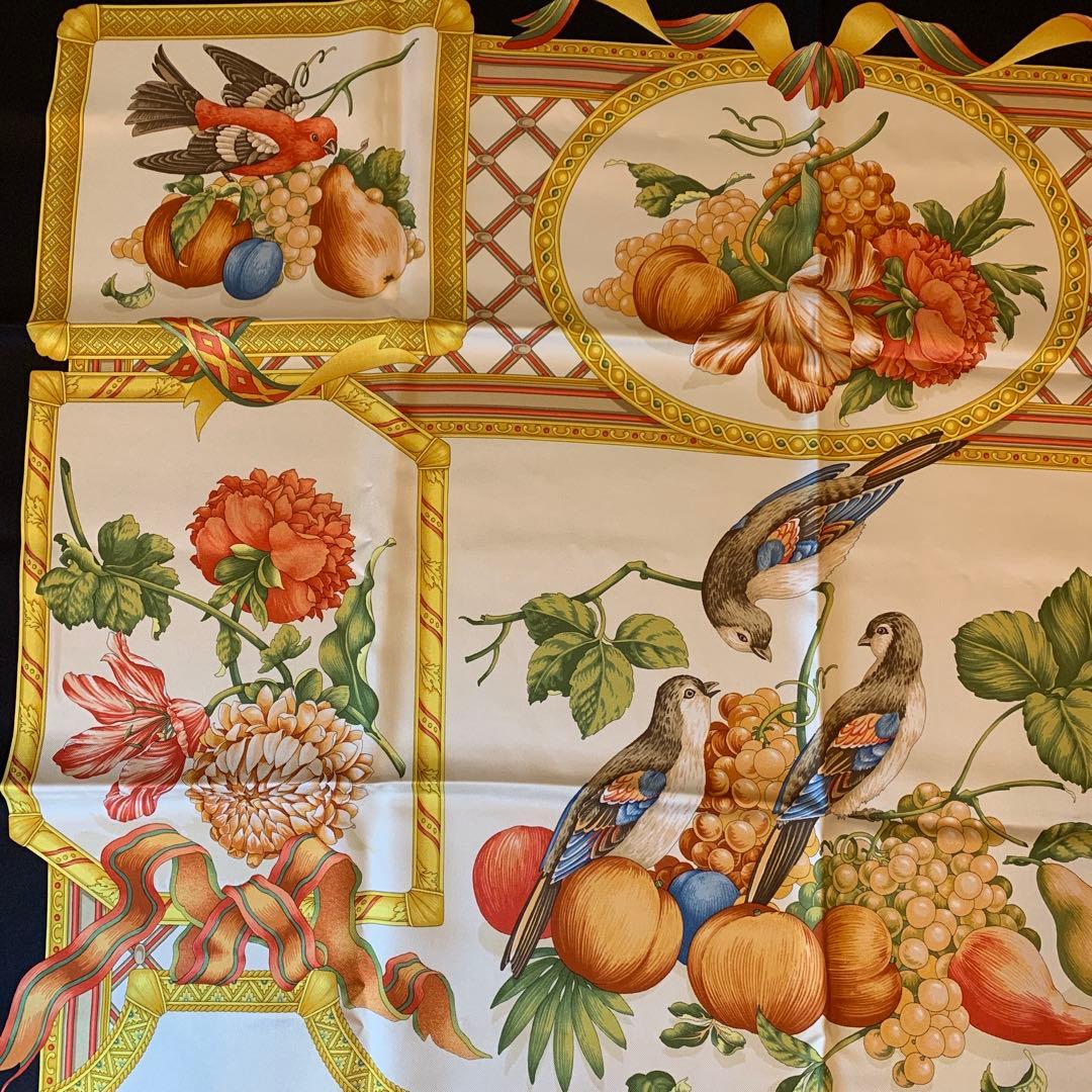 サルヴァトーレフェラガモ　Salvatore Ferragamo シルクスカーフ