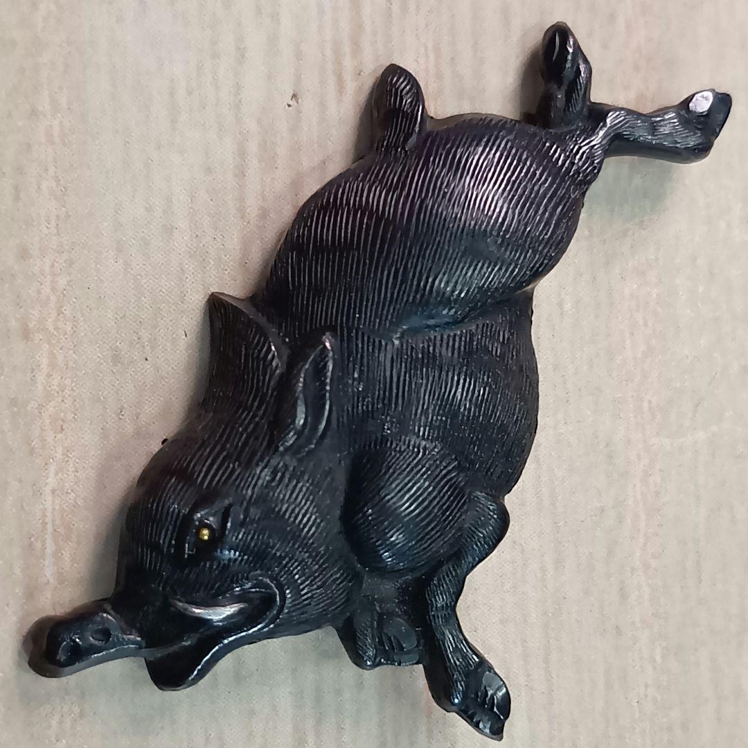 煙草入れ／超絶技巧前金具猪図／在銘あり