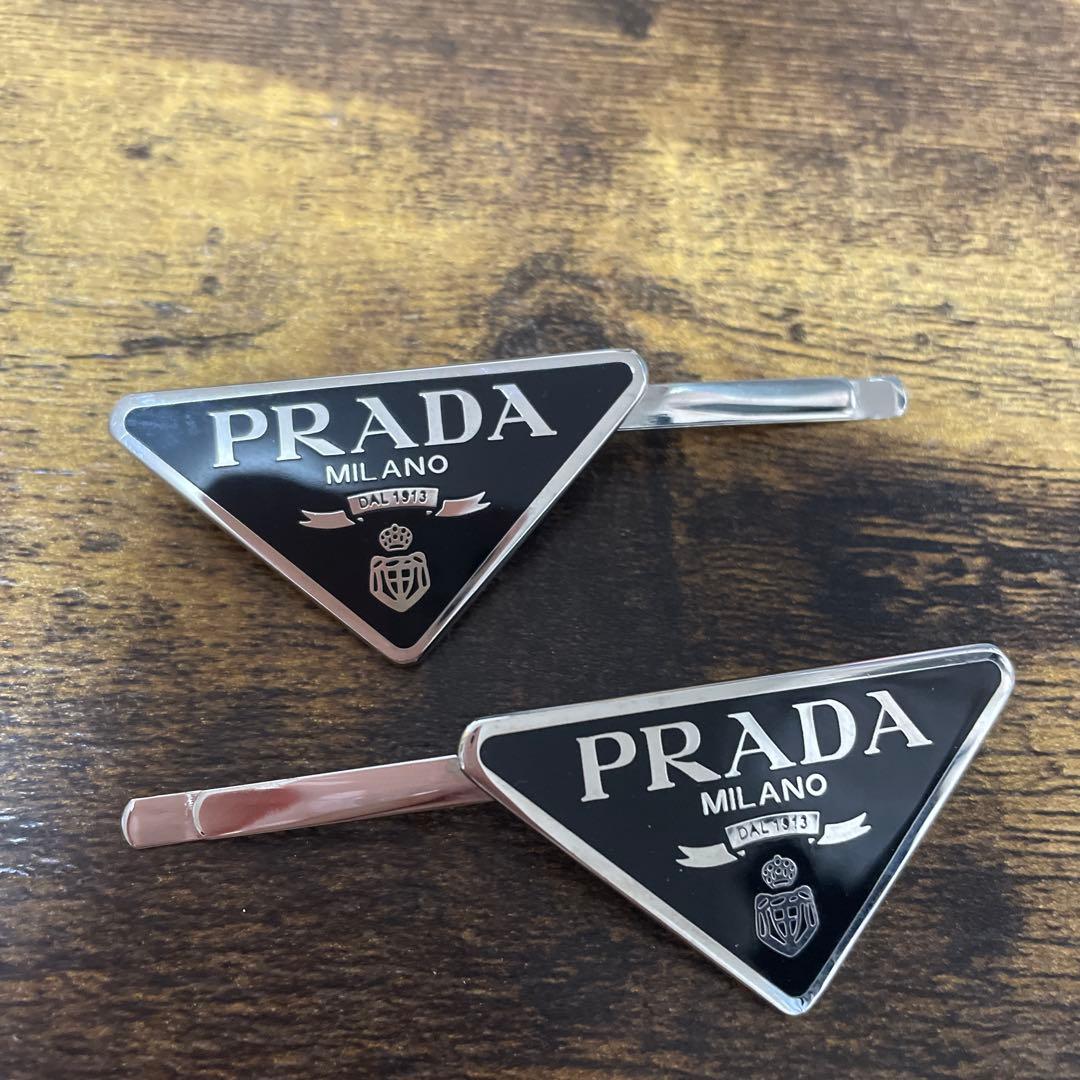 プラダ　ヘアピン　ブラック