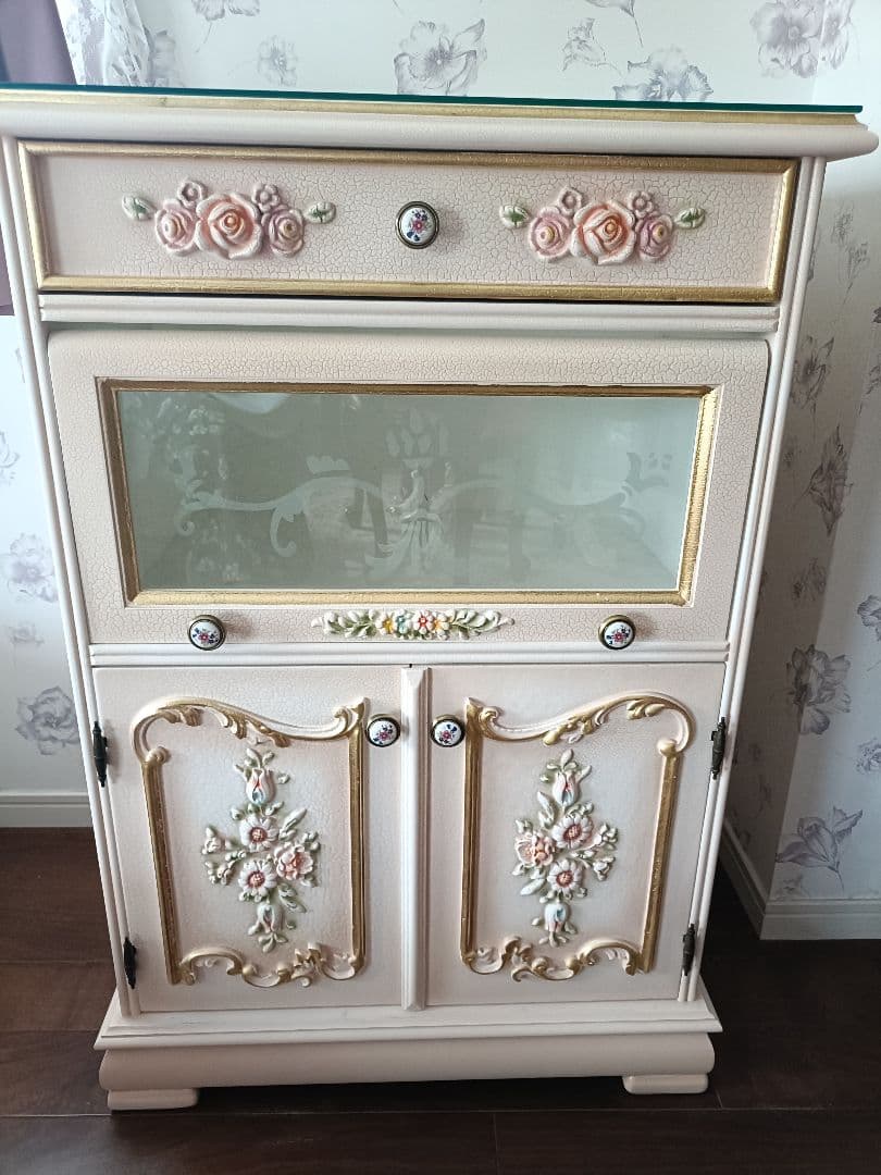 ロココ調　キャビネット　ガラス天板付