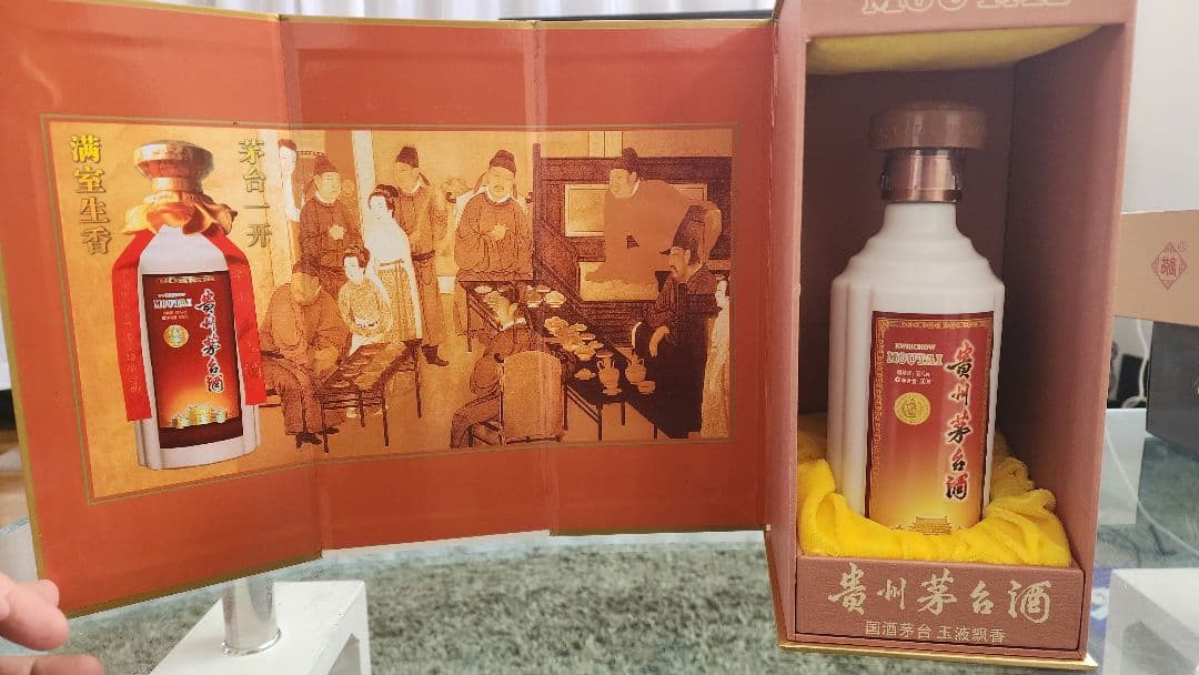 【新品】茅台酒(ギフト用レア箱)、故宮酒具、夢之藍 (Dream Blue)M3