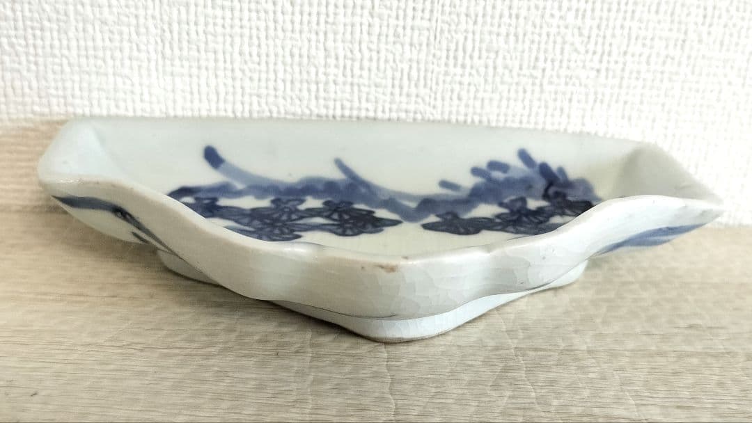 お値下げしました、古伊万里　染付　富士山型　コンニャク印判　三保松原図　小皿