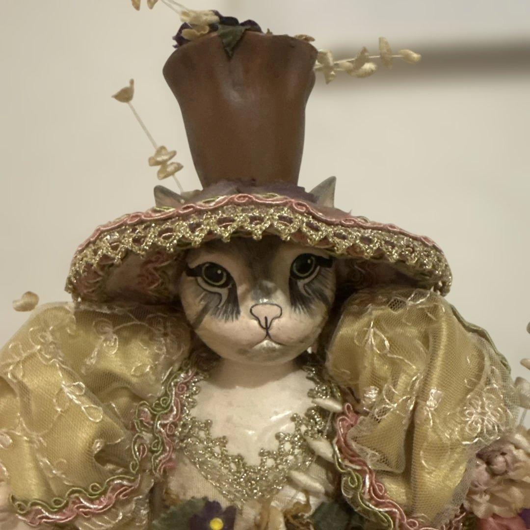 猫の豪華な衣装の人形
