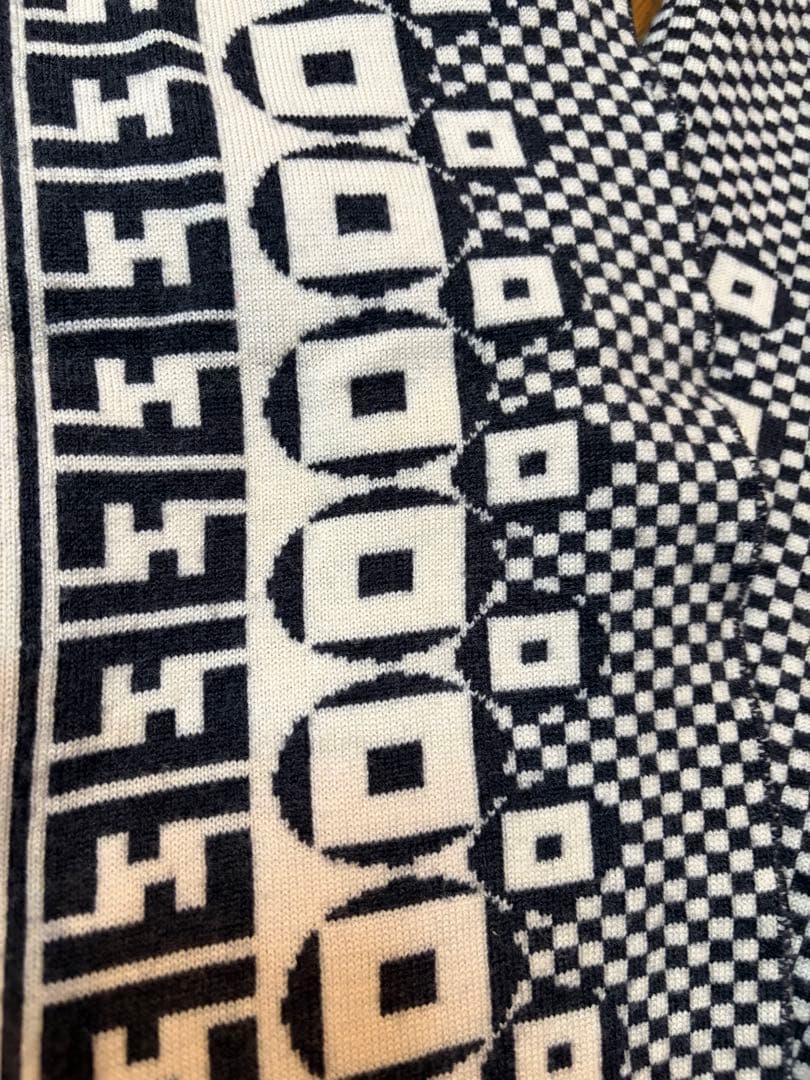 FENDIフェンディ ストールマフラー ズッカ柄 黒白極暖大判リバーシブル　伊製