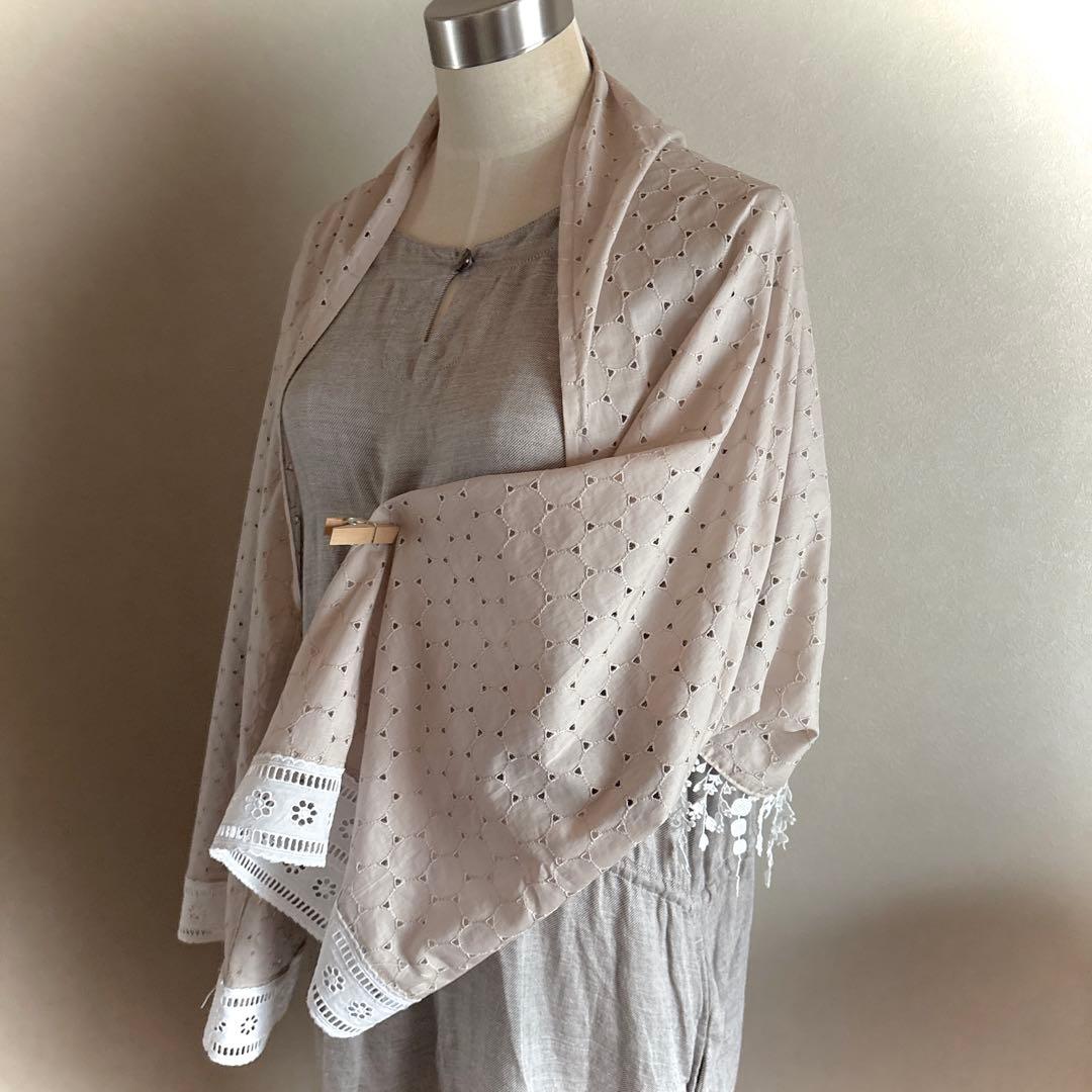 ワンちゃん☆ ミナペルホネンanemoneブローチとサークルレースストール