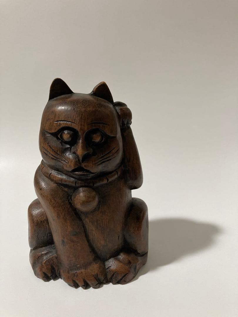 招き猫置物　竹根彫刻ダークブラウン