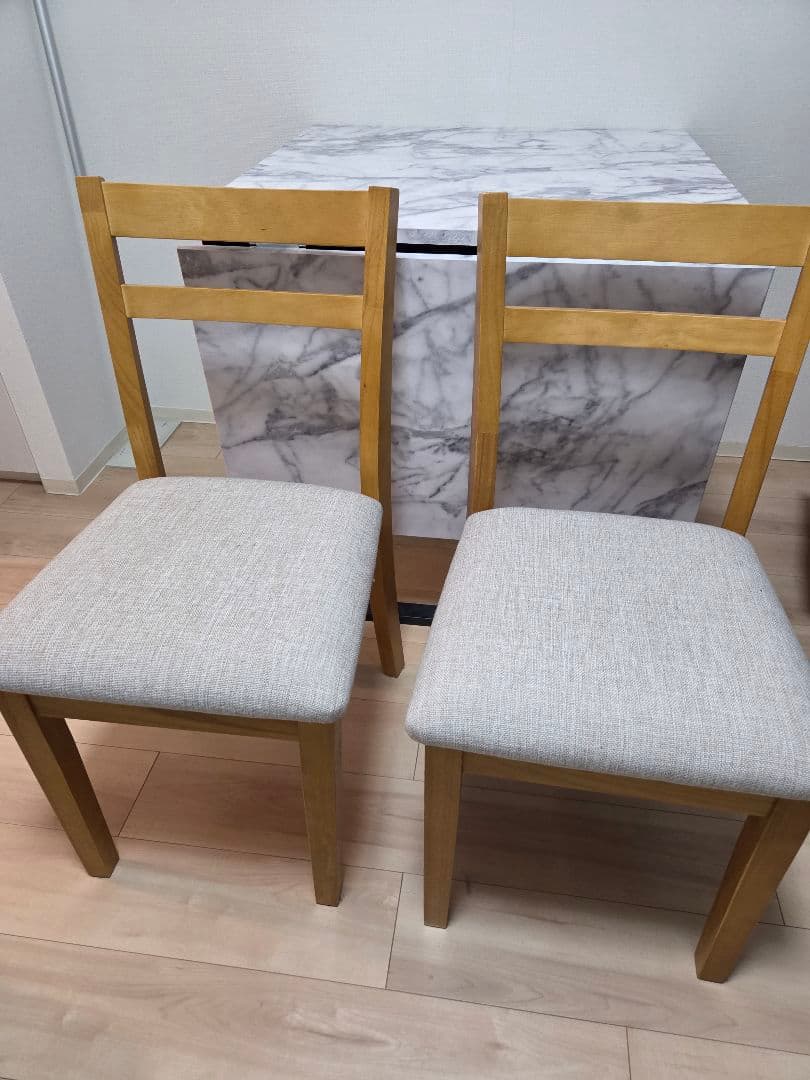 伸縮ダイニングテーブルとダイニングチェアセット