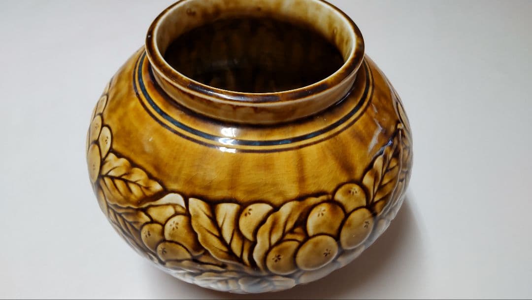 茶山　びわの絵付け　壺（花器）