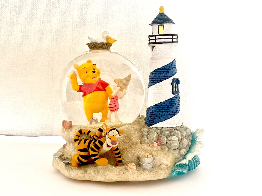 箱付き　くまのプーさん　オルゴール　灯台が点灯　スノードーム　灯台ライト