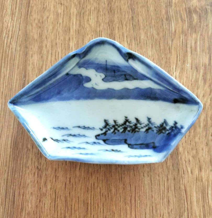お値下げしました、古伊万里　染付　富士山型・三保松原図　豆皿