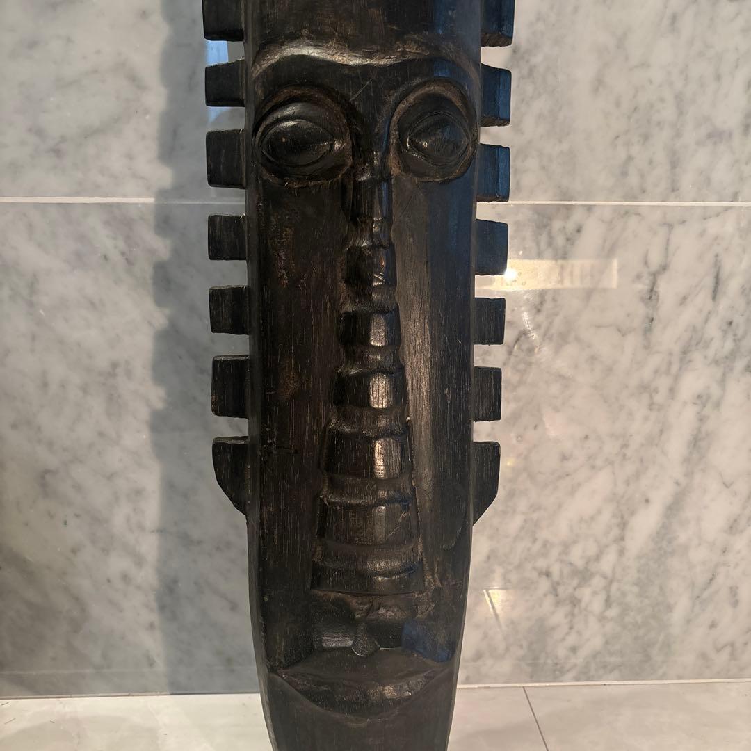 西アフリカ　大きな瞳や唇、装飾が施された鼻が芸術的で圧倒的な存在感の木彫り仮面