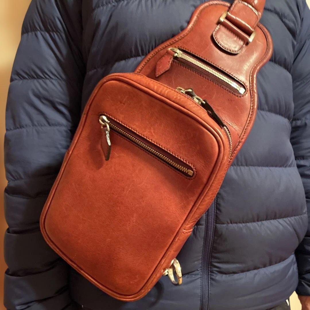 万双のレザー ボディーバッグ ブラウン