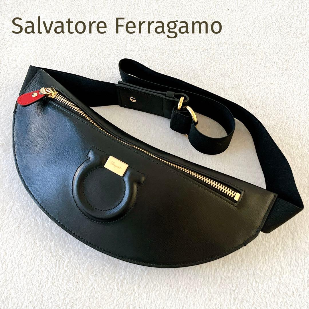 未使用級★Salvatore Ferragamo★ガンチーニ ボディバッグ 黒金