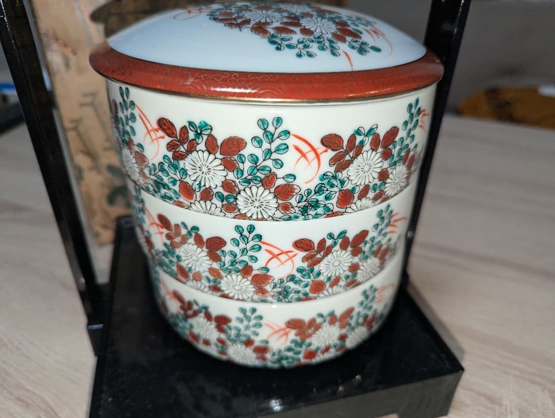 九谷焼　盆付き3段重　k-264　垣菊柄