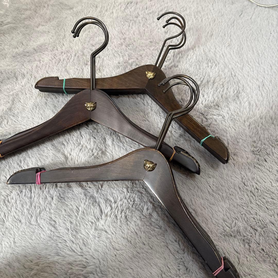 フランシュリッペ ネコカシメ付き木製ハンガー