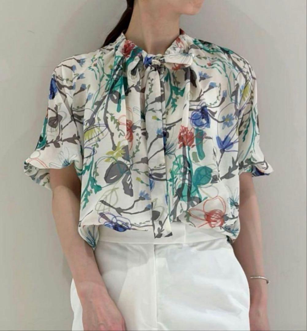 【新品タグ付き】トゥモローランドクーピーフラワープリントボウタイブラウス