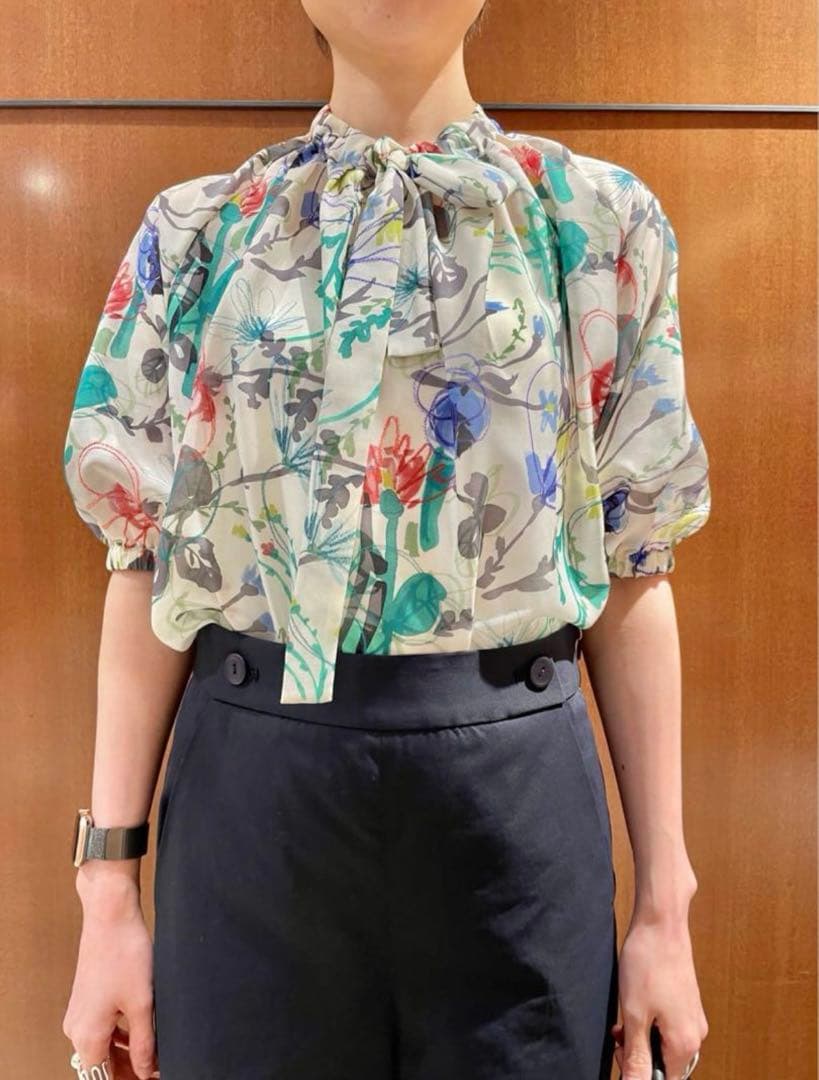 【新品タグ付き】トゥモローランドクーピーフラワープリントボウタイブラウス