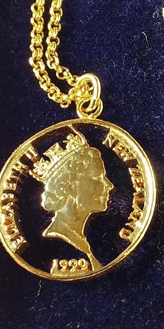 エリザベス2世 カットアウト ペンダント ニュージーランド 金鍍金仕上 新品