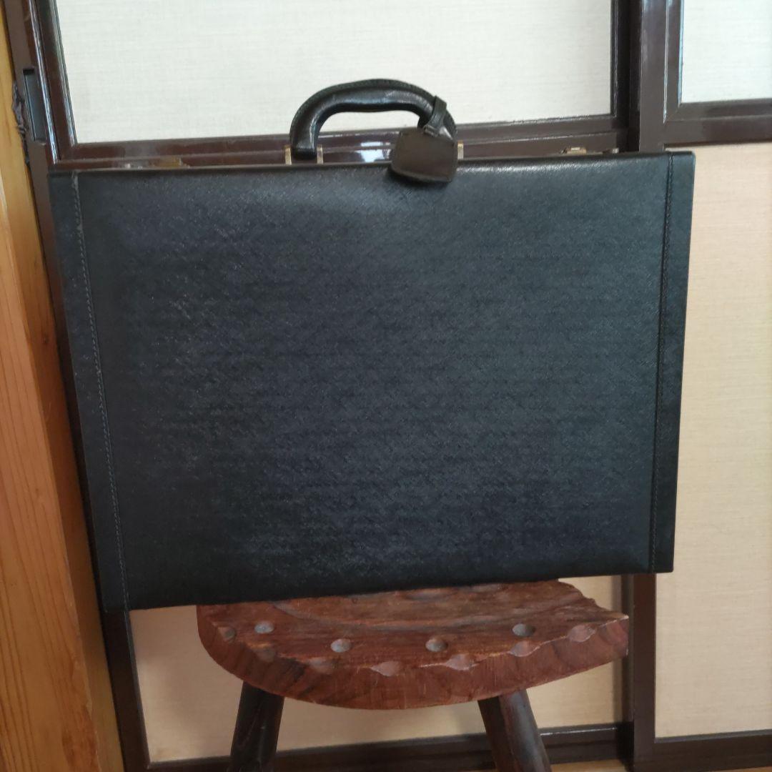 はちどりプラダ黒のビジネストランク